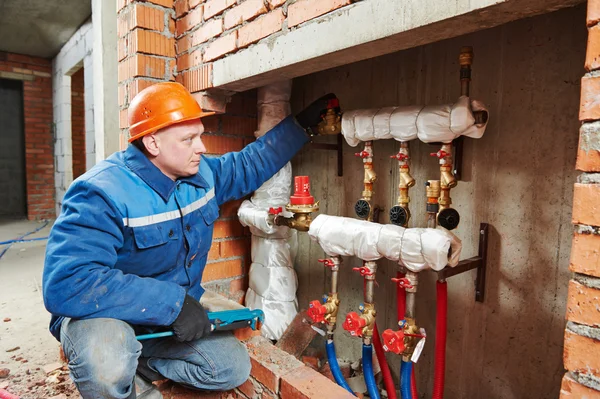 Tecnico di riscaldamento riparatore in locale caldaia — Foto Stock