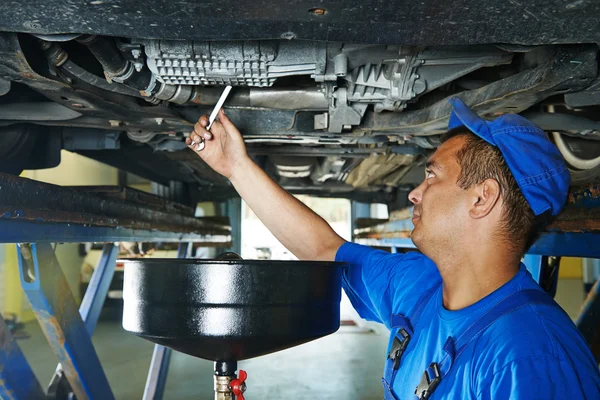 Mecánico del coche que reemplaza el aceite del motor —  Fotos de Stock