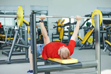 kas egzersizleri ile ağırlık yapan vücut geliştirmeci erkek