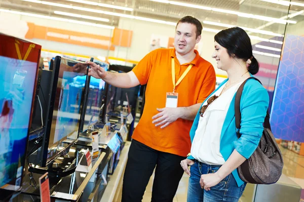 Frau kauft im Elektronikmarkt ein — Stockfoto