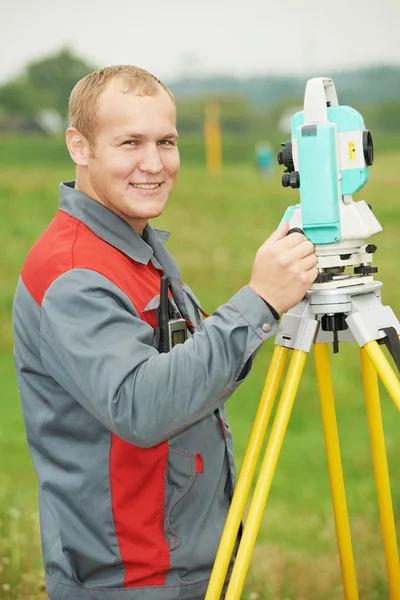 Vermessungsingenieur arbeitet mit Theodolit — Stockfoto