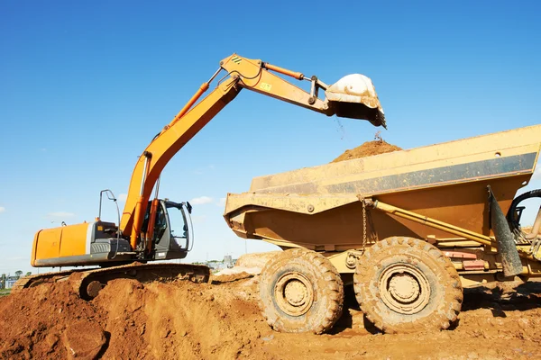 Escavatore di pale gommate e dumper ribaltabile — Foto Stock