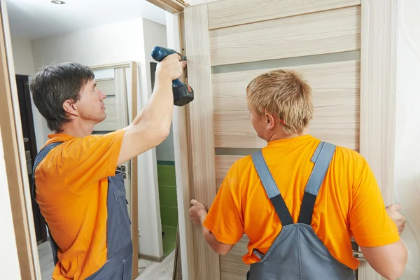 Door installation workers — Stock Photo, Image