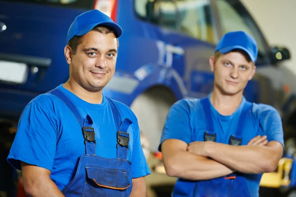 Repairman auto mechanic — Stock Photo, Image