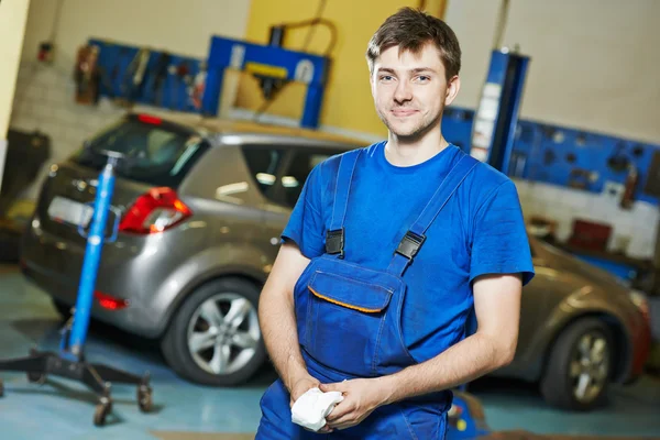 Reparador mecánico de automóviles en el trabajo —  Fotos de Stock