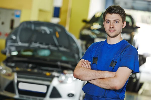 Reparatör bilmekaniker på jobbet — Stockfoto