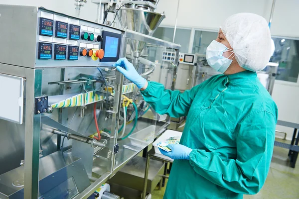 Trabajador de fábrica farmacéutica —  Fotos de Stock