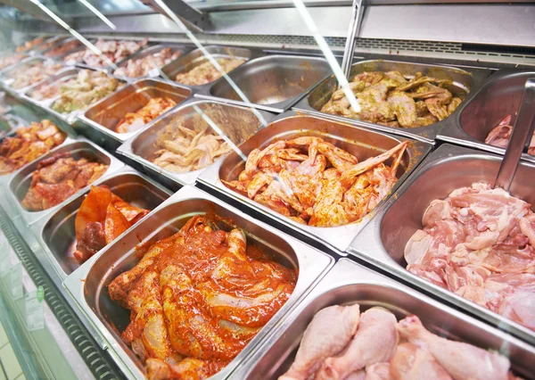 Vitrine de carne no supermercado de alimentos — Fotografia de Stock