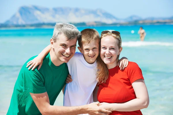 Família com criança no mar — Fotografia de Stock