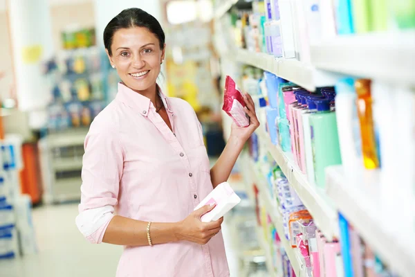 Donna shopping nel supermercato — Foto Stock