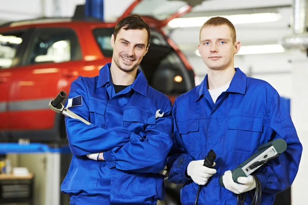 Reparador trabalhadores mecânicos de automóveis — Fotografia de Stock