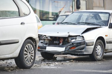 araba kazasında çarpışma
