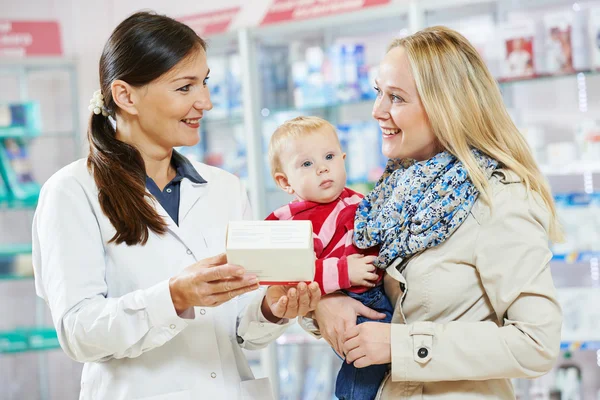 Farmacia química, madre e hijo en farmacia — Foto de Stock