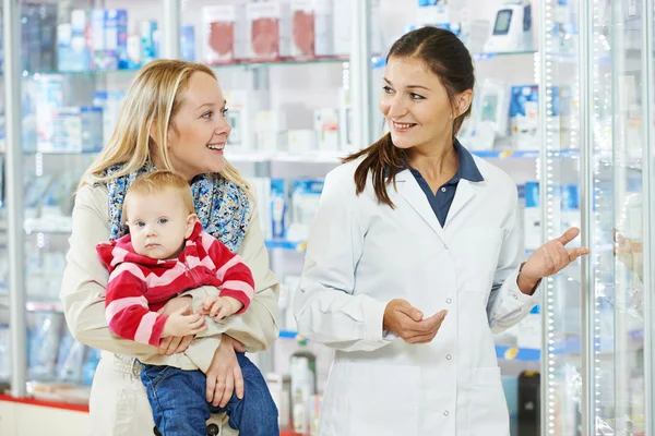 Φαρμακοποιός φαρμακείο, μητέρα και το παιδί σε φαρμακείο — Φωτογραφία Αρχείου