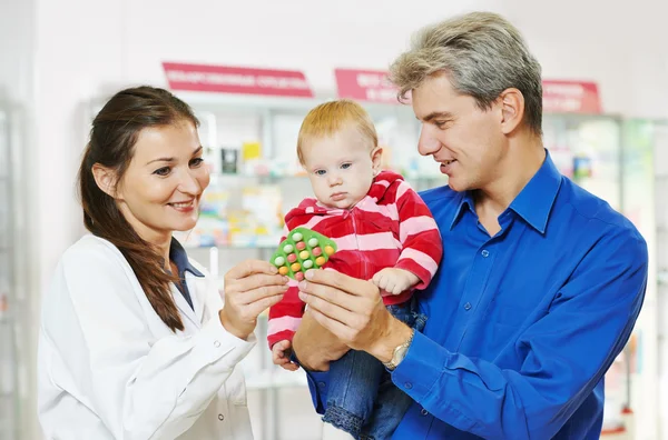 Аптечный химик, отец и ребенок в аптеке — стоковое фото