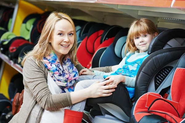 Mulher escolhendo assento de carro com criança — Fotografia de Stock