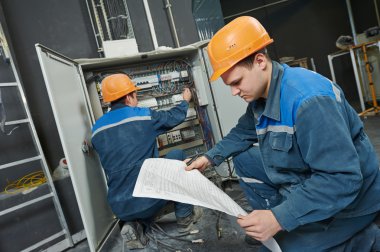 iki elektrikçi işçi