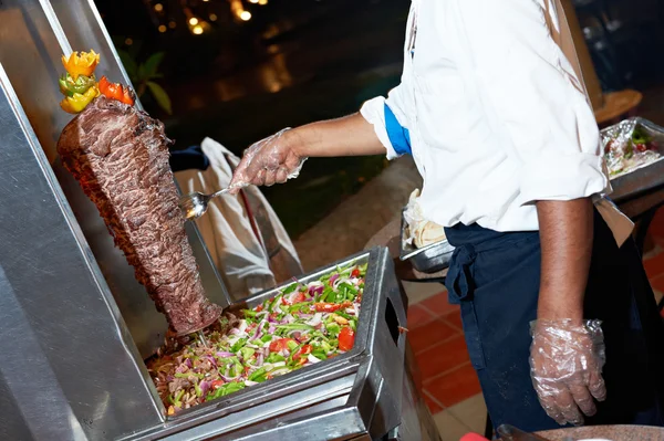 Arabské šéfkuchař připravující kebab — Stock fotografie