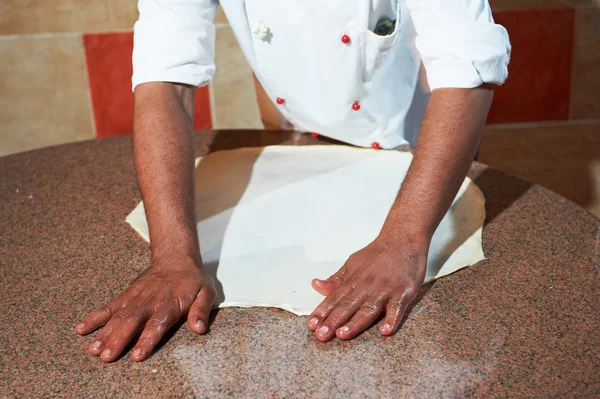 Chef padeiro árabe fazendo Pizza — Fotografia de Stock