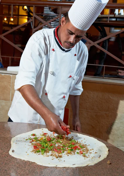 Chef padeiro árabe fazendo Pizza — Fotografia de Stock