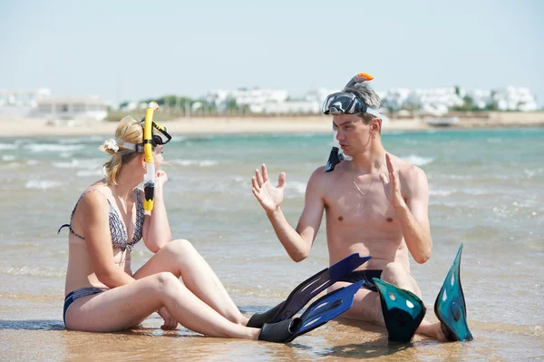 Pareja en playa de mar con set de snorkel —  Fotos de Stock