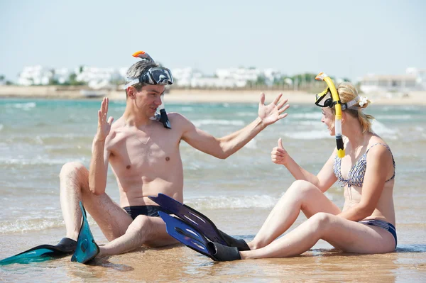 Pareja en playa de mar con set de snorkel —  Fotos de Stock