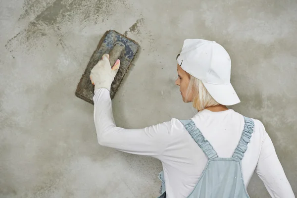 Plasterer at indoor wall work — Stock Photo, Image