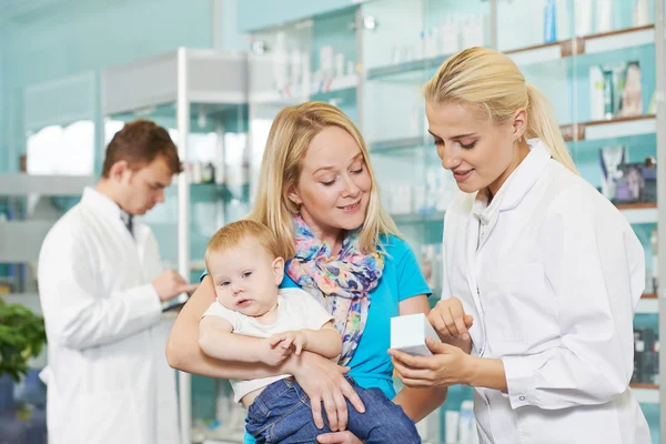 Farmacia química, madre e hijo en farmacia — Foto de Stock