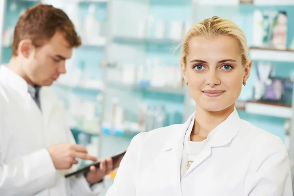 Farmacia mujer química en farmacia — Foto de Stock