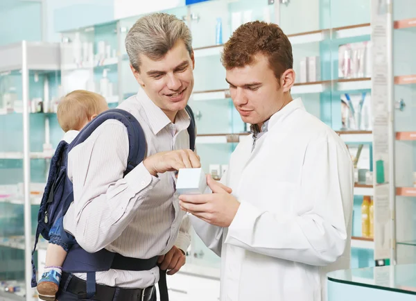 Аптечный химик, отец и ребенок в аптеке — стоковое фото