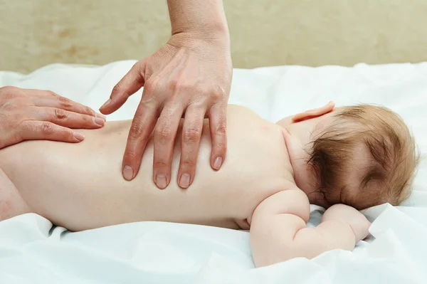 Massaggiatore massaggiando un bambino — Foto Stock