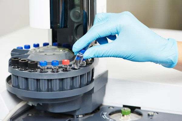 Mano poner frascos de laboratorio en cartucho — Foto de Stock