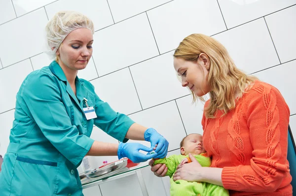 Arzt für medizinische Blutuntersuchung — Stockfoto