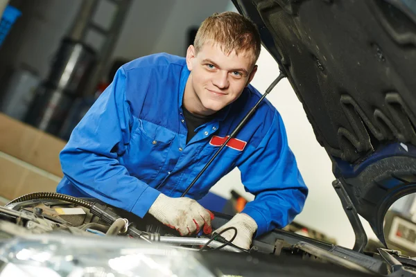 Mecánico de automóviles sonriente reparador — Foto de Stock