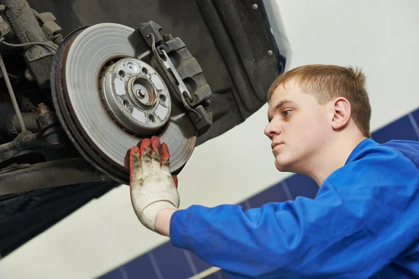 Mecánico automático en los zapatos de freno de coche eximining — Foto de Stock