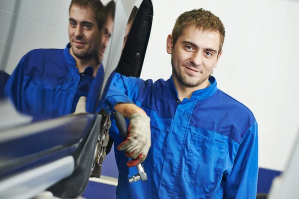 Mecánico de automóviles sonriente reparador — Foto de Stock