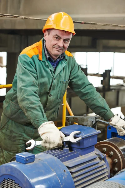 Trabalhador da indústria feliz reparador com chave — Fotografia de Stock