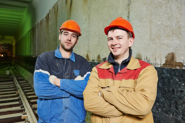 Tünel işçiler yeraltı inşaat sahasında — Stok fotoğraf
