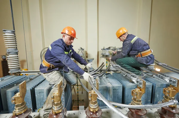 Electricistas trabajadores — Foto de Stock