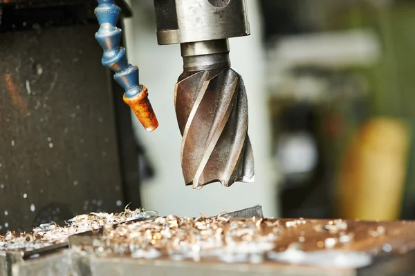 Processo de perfuração de metal na máquina-ferramenta — Fotografia de Stock