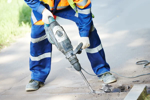 Road byggnadsarbetare med perforator — Stockfoto