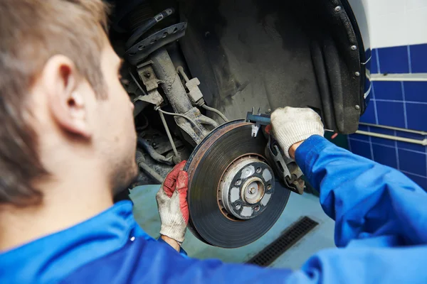 Auto mechanik w samochodzie szczęki hamulcowe eximining — Zdjęcie stockowe