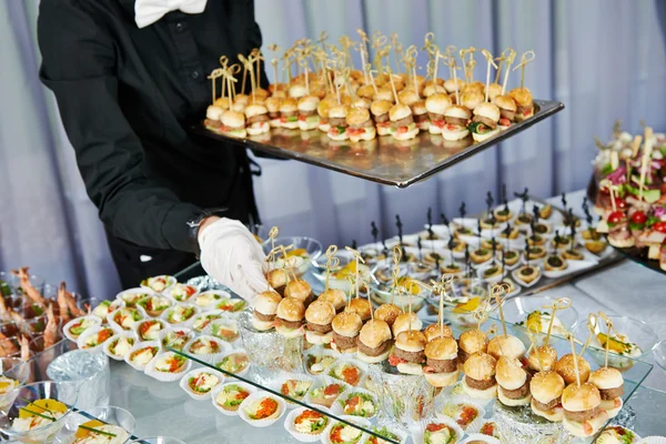 Waiter serving catering table — Stock Photo, Image