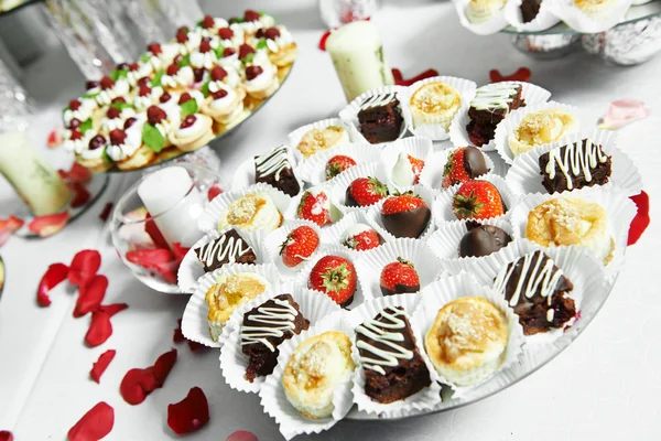 Strawberries with chocolate at catering party — Stock Photo, Image