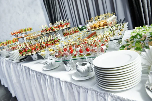 Mesa de servicio de catering con juego de alimentos — Foto de Stock