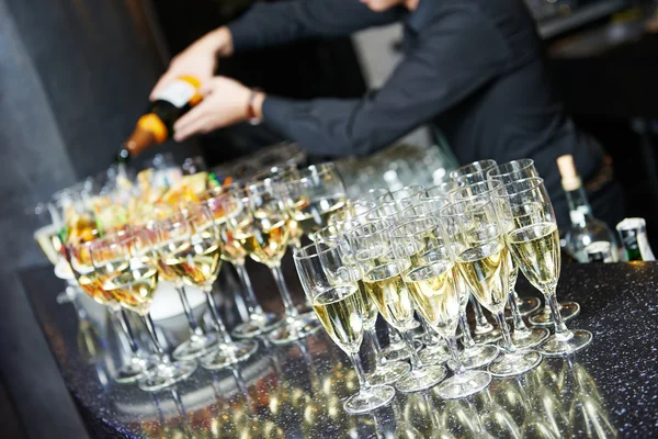 Servitören bartendern hälla vin på fest — Stockfoto