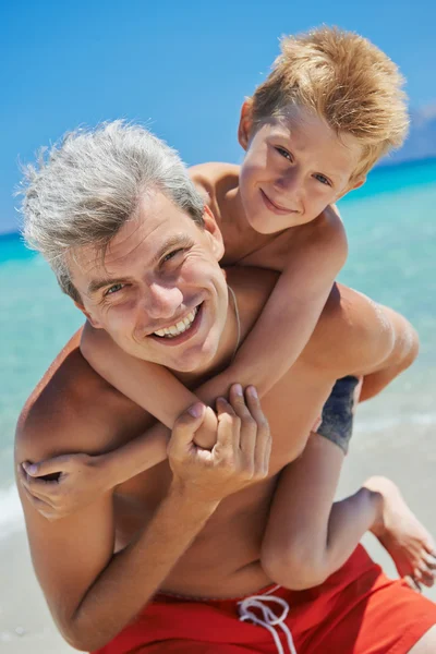 Homem com menino na praia do mar — Fotografia de Stock