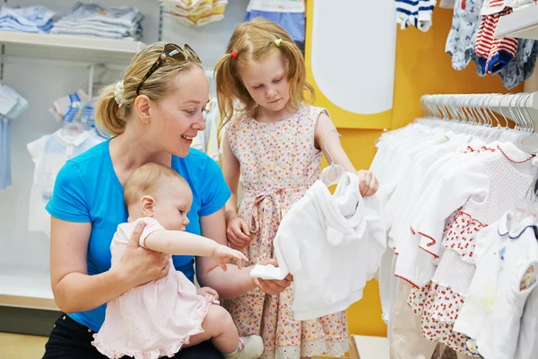 Frau mit Kindern im Geschäft — Stockfoto