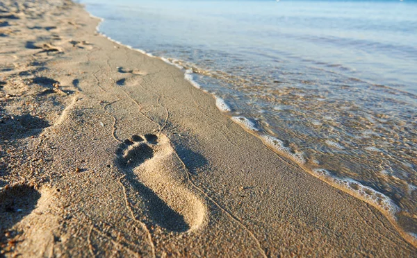 Paso humano en la playa del mar — Foto de Stock