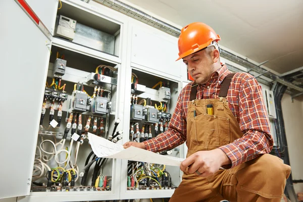 Elettricista ingegnere lavoratore — Foto Stock